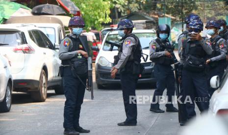 Polisi berkumpul di luar pengadilan Kamayut di Yangon, Myanmar Jumat, 12 Maret 2021. Pengadilan di Myanmar dijadwalkan mengadakan sidang pada hari Jumat untuk seorang jurnalis Associated Press yang ditahan saat meliput demonstrasi menentang perebutan kekuasaan oleh militer bulan lalu. Dia menghadapi dakwaan yang bisa mengirimnya ke penjara selama tiga tahun.