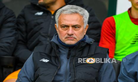 Pelatih kepala Roma Jose Mourinho saat pertandingan sepak bola Italia Serie A Venezia FC vs AS Roma di stadion Pier Luigi Penzo di Venesia, Italia, 07 November 2021.