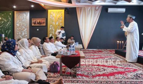 Suasana acara Berbagi Kebaikan Bersama Mandiri Group yang di isi dengan pemberian santunan dan bingkisan ramadan secara simbolis untuk anak yatim  di Aula Osa Kantor Bank Mandiri Region III/Jakarta 1, Selasa (2/4/2024). Bank Mandiri kembali berbagi kebaikan di bulan suci Ramadan dengan masyarakat sekitar. Kali ini, Bank Mandiri Region III/Jakarta 1 memberikan bingkisan ramadan kepada 2.750 kepada anak yatim, duafa, pekerja informal, dan pemulung di wilayah Jakarta Barat, Jakarta Utara, Banten dan Cilegon sebagai bentuk empati dan momen untuk menempa kepekaan sosial karyawan di bulan Ramadan 1445 H.