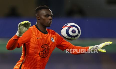  Kiper Chelsea Edouard Mendy beraksi saat pertandingan sepak bola Liga Utama Inggris antara Chelsea FC dan Everton FC di London, Inggris, 08 Maret 2021.