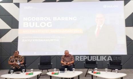 Direktur Utama Perum Bulog Bayu Krisnamurthi (kanan) saat Ngobrol Bareng Bulog bertajuk Melewati 2023, Menghadapi 2024 di Bulog Corporate University, Jakarta, Kamis (21/12/2023).