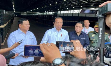 Presiden Jokowi didampingi Menhan Prabowo dan Menteri BUMN Erick Thohir mengunjungi PT Pindad di Kabupaten Malang, Jawa Timur, Senin (24/7/2023).