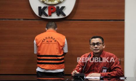 Jubir KPK Ali Fikri (kanan) memberi penjelasan tentang tunjangan khusus pegawai KPK.