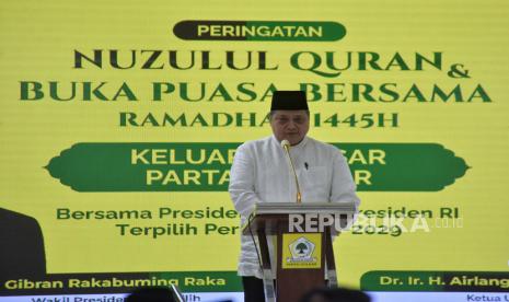 Ketua Umum Partai Golkar Airlangga Hartarto memberikan sambutan dalam acara peringatan Nuzulul Quran dan buka bersama keluarga besar partai Golkar di Kantor DPP Partai Golkar, Jakarta, Jumat (29/3/2024). Didalam kesempatan tersebut Ketua Umum Partai Golkar Airlangga Hartarto juga menegaskan bahwa partainya siap mendukung penuh setiap kebijakan Prabowo Subianto-Gibran Rakabuming Raka di pemerintahan 2024-2029.