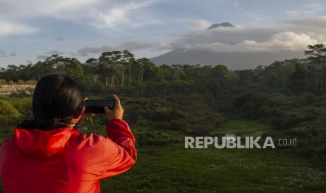 Puncak Gunung Merapi yang diselimuti awan terlihat dari Bronggang, Cangkringan, Sleman, DI Yogyakarta, Kamis (9/7/2020). Menurut data pengamatan Balai Penyeledikan dan Pengembangan Teknologi Kebencanaan Geologi (BPPTKG) terjadi peningkatan deformasi atau perubahan bentuk tubuh gunung sebesar 0,5 cm per hari dan pergerakan magma Gunung Merapi. BPPTKG selanjutnya mengimbau Badan Penanggulangan Bencana Daerah (BPBD) DIY untuk mensosialisasikan kesiapsiagaan menghadapi bencana erupsi Gunung Merapi. ANTARA FOTO/Hendra Nurdiyansyah/aww.