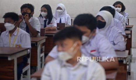 Para siswa dan siswi mengikuti Pembelajaran Tatap Muka (PTM) di SMP Negeri 73, Tebet, Jakarta, Senin (3/1). Pemerintah Provinsi DKI Jakarta resmi menerapkan Pembelajaran Tatap Muka (PTM) dengan kapasitas 100 persen di seluruh sekolah mulai hari ini, Senin (3/1). Relaksasi kebijakan ini sesuai dengan kondisi PPKM Level 1 yang diterapkan di Jakarta.Prayogi/Republika.