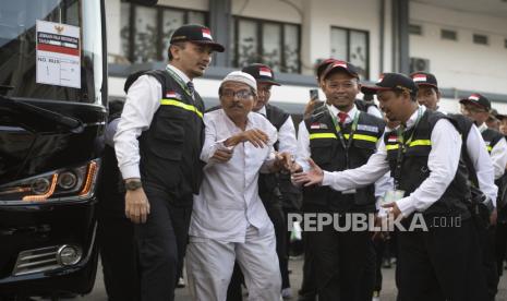 Petugas memberikan pertolongan kepada jemaah haji saat gladi posko pelaksanaan haji 1444 H/ 2023 M di Asrama Haji Pondok Gede, Jakarta, Sabtu (15/4/2023). Gladi posko yang diikuti semua petugas PPIH Arab Saudi tersebut untuk mengecek kesiapan saat puncak pelaksanaan haji 2023 di Arab Saudi.  