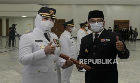 Prosesi pelantikan Bupati Karawang, Cellica Nurrachadiana oleh Gubernur Jawa Barat Ridwan Kamil (Emil) di Gedung Merdeka, Jalan Asia Afrika, Kota Bandung, Jumat (26/2). Dalam acara tersebut Emil menyampaikan agar para kepala daerah bekerja secara profesional di masa pandemi Covid-19. Hal ini dikarenakan tantangan untuk menyelesaikan pandemi dibutuhkan kerja ekstra.