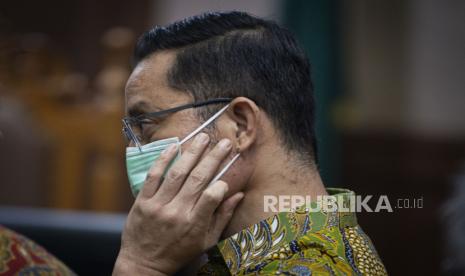 Terdakwa kasus korupsi Bantuan Sosial (Bansos) COVID-19   yang juga mantan Menteri Sosial Juliari Batubara menyimak penjelasan penasehat hukumnya usai sidang perdana di Pengadilan Tindak Pidana Korupsi (Tipikor), Jakarta, Rabu (21/4/2021). Sidang beragendakan pembacaan dakwaan terkait kasus yang juga menyeret dua terdakwa lainnya, mantan pejabat pembuat komitmen di Kementerian Sosial Adi Wahyono dan Matheus Joko Santoso. 