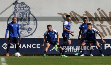 Para pemain FC Porto beraksi selama sesi latihan tim di Olival Training Center di Vila Nova de Gaia, dekat Porto, Portugal, 6 September 2022. FC Porto akan menghadapi Atletico de Madrid di Liga Champions UEFA pada 7 September 2022.