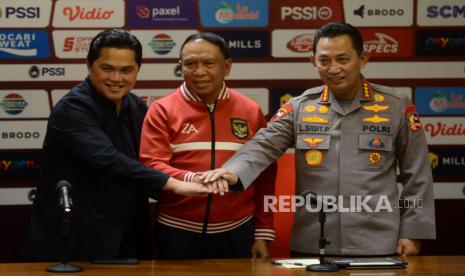 (dari kiri) Ketua Umum PSSI Erick Thohir, Menpora RI sekaligus Waketum PSSI Zainudin Amali dan Kapolri Jenderal Listyo Sigit Prabowo berfoto usai memberikan keterangan terkait upaya penegakan hukum pada pengaturan skor di sepak bola tanah air, di Jakarta, Ahad (19/2/2023). PSSI bersama Porli dan Menpora membuat komitmen bersama untuk melawan mafia bola dan pengaturan skor dengan menyiapkan beberapa sanksi dan hukuman berat tehadap praktik tersebut.