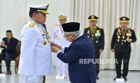 Wakil Presiden KH Maruf Amin menyematkan Tanda Kehormatan Bintang Yudha Dharma Utama kepada Panglima TNI Laksamana TNI Yudo Margono di Istana Wapres, Jakarta Pusat, Selasa (14/11/2023). 