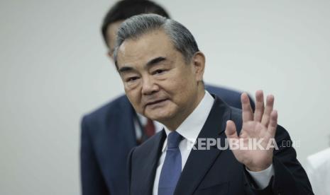 Menteri Luar Negeri China, Wang Yi melambaikan tangan sebelum dimulainya pertemuan bilateralnya dengan Menteri Luar Negeri Indonesia Retno Marsudi di Jakarta, Indonesia, Kamis, (18/4/2024).