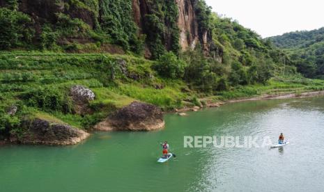 Pengunjung bermain Stand Up Paddle di Sungai Oyo, Selopamioro, Imogiri, Bantul, DI Yogyakarta.