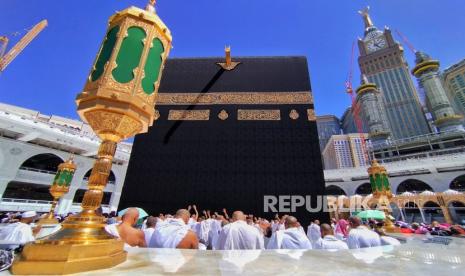 Umat Islam berebut menyentuh Kabah di Masjidil Haram, Mekkah, Arab Saudi, Ahad (30/4/2023). Menyentuh Kabah menjadi idaman umat islam, namun diperlukan usaha yag cukup keras untuk dapat menyentuhnya karena hampir setiap harinya pusat kiblat umat Islam itu dipenuhi jemaah dari penjuru dunia. Jemaah pun harus rela berdesak-desakan untuk dapat menggapainya. Selain memegang ka