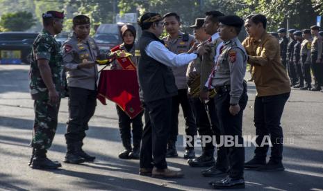 Gubernur Jawa Barat Ridwan Kamil menyematkan lencana dan rompi kepada Polisi Rukun Warga (RW) saat Apel Peluncuran Polisi RW se-Jawa Barat di depan Gedung Sate, Jalan Diponegoro, Kota Bandung, Jawa Barat, Senin (15/5/2023). Gubernur Jawa Barat Ridwan Kamil bersama Kepolisian Daerah (Polda) Jawa Barat mengukuhkan 13.856 Polisi RW yang bertujuan untuk melakukan pembinaan dan deteksi dini permasalahan keamanan dan ketertiban masyarakat (Kamtibmas) di tingkat rukun warga.