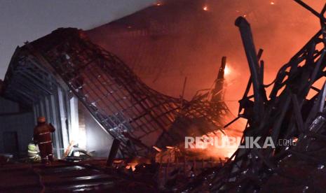 Sejumlah petugas pemadam kebakaran memadamkan api ketika terjadi kebakaran di Museum Nasional di Jakarta, Sabtu (16/9/2023).  