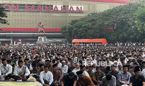 Suasana shalat idul adha yang digelar MTA dihadiri puluhan ribu masyarakat di Stadion Manahan Solo, Ahad (16/6/2024). 