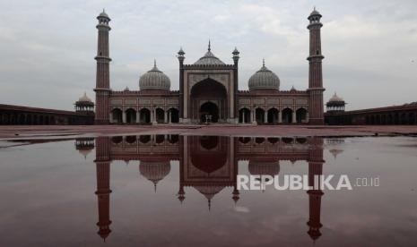 Masjid Abad 17 Rusak dan Diabaikan Pemerintah India. Pemandangan umum masjid Jama Majid yang hampir sepi pada kesempatan Idul Adha karena tetap ditutup untuk umum karena pembatasan Covid-19 di Kawasan Lama Delhi, India, 21 Juli 2021. Idul Adha adalah yang paling suci dari dua hari raya umat Islam yang dirayakan setiap tahun, itu menandai ziarah Muslim tahunan (haji) untuk mengunjungi Mekah, tempat paling suci dalam Islam. Muslim menyembelih hewan kurban dan membagi daging menjadi tiga bagian, satu untuk keluarga, satu untuk teman dan kerabat, dan satu untuk orang miskin dan membutuhkan.