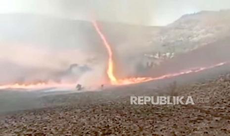 Tangkapan layar fenomena dust devil atau pusaran api di Gunung Bromo yang viral di media sosial. 