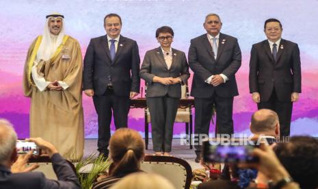 (Kiri-Kanan) Wamenlu Kuwait Sheikh Jarrah Jaber Al-Ahmad Al-Sabah, Menlu Serbia Ivica Dacic, Menlu RI Retno Marsudi, Wamenlu Panama Vladimir Franco dan Sekjen ASEAN Kao Kim Hourn berfoto bersama.