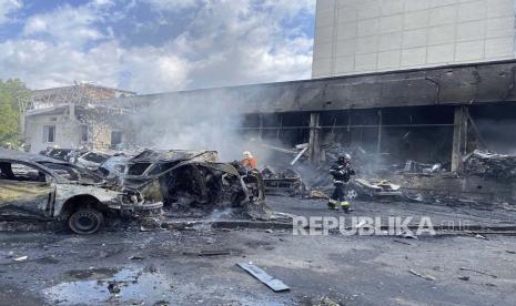  Dalam foto ini disediakan oleh Layanan Darurat Ukraina, petugas pemadam kebakaran bekerja untuk memadamkan api di sebuah bangunan yang rusak akibat penembakan, di Vinnytsia, Ukraina, Kamis, 14 Juli 2022.