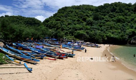 Perahu nelayan bersandar di Pantai Gesing, Panggang, Gunungkidul, Yogyakarta, Kamis (11/2). Pantai Gesing menjadi idola baru tujuan wisata di Yogyakarta. Lokasi pantai ini sekitar 50 kilometer dari pusat kota Jogja. Di sini pengunjung bisa membeli ikan segar dari nelayan, atau kemping.