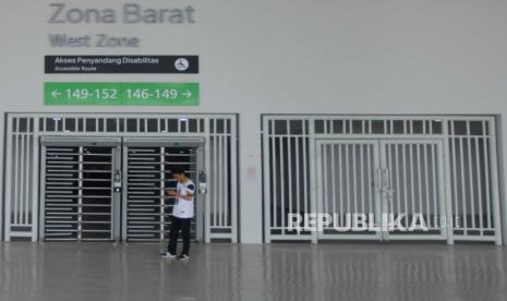 Petugas berdiri di depan pintu masuk Jakarta International Stadium (JIS), Tanjung Priok, Jakarta Utara, Selasa (4/7/2023). Pemerintah akan merenovasi JIS sesuai dengan standar FIFA agar bisa menjadi salah satu venue penyelenggaraan Piala Dunia U-17 2023. Renovasi yang meliputi akses masuk bus bagi pemain dan pejabat, rumput stadion dan berbagai aspek teknis lainnya tersebut ditargetkan rampung dalam tiga bulan.