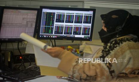 Karyawan mengamati pergerakan harga saham IHSG. Saham migas dan tambang mendominasi daftar top gainers setelah harga komoditas tersebut kembali melesat. 