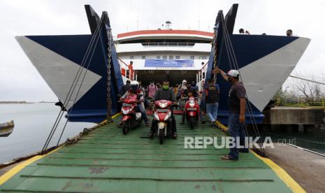 Penumpang terakhir dari pulau Weh Sabang turun dari kapal penyeberangan di pelabuhan Ulee Lheu, Banda Aceh, Aceh, Jumat (22/5). PT ASDP Indonesia Ferry (Persero) mengalami peningkatan trafik penyebrangan mobil pribadi selama periode libur panjang Hari Kemerdekaan dan Tahun Baru Hijriah.