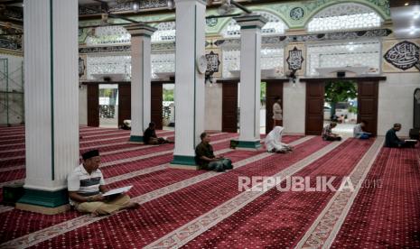 Warga membaca Al-Quran sambil menunggu waktu berbuka puasa di Masjid Jami Keramat Luar Batang, Jakarta Utara, Senin (27/3/2023). Masjid Jami Keramar Luar Batang atau yang dikenal dengan Masjid Luar Batang tersebut merupakan masjid bersejarah yang berdiri sejak abad ke-18 atau sekitar tahun 1739 yang dulunya merupakan bangunan mushola yang didirikan oleh pendakwah dari Hadramaut yang datang ke Batavia pada tahun 1736 yakni Habib Husein bin Abubakar Alaydrus dan menjadi pusat penyebaran ajaran islam di wilayah Pelabuhan Sunda Kelapa. Didalam Masjid Luar Batang terdapat makam keramat Habib Husein bin Abubakar Alaydrus yang sering digunakan masyarakat dari berbagai daerah untuk berziarah. Keberadaan Masjid Luar Batang, selain merupakan cagar budaya, juga menjadi alternatif wisata religi pada bulan suci Ramadhan. Naskah Khutbah Jumat: Urgensi Dakwah