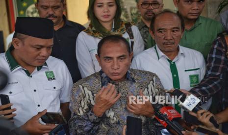 Mantan Gubernur Sumatera Utara Edy Rahmayadi menjawab pertanyaan usai mengikuti uji kelayakan dan kepatutan (UKK) bakal calon kepala daerah untuk Pilkada 2024 di DPP PKB, Jakarta , Selasa (12/6/2024). Edy Rahmayadi mengikuti uji kelayakan dan kepatutan bakal calon kepala daerah yang digelar PKB guna mendapatkan dukungan dari partai tersebut untuk maju pada pemilihan gubernur Sumatera Utara.