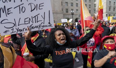  Seorang wanita meneriakkan slogan-slogan selama pawai protes komunitas Tigray dan pendukung mereka untuk menandai satu tahun sejak pemerintahan Perdana Menteri Ethiopia Abiy Ahmed mulai berperang melawan Tigray, wilayah paling utara di Ethiopia, di US Capitol, Kamis, 4 November 2021, di Washington.