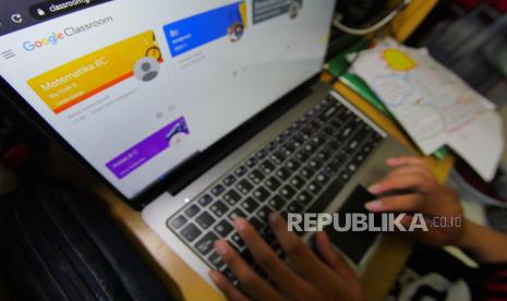 Siswa SMPN 5 Bandung Rakean Ahmad (14 tahun) membuka laman Google Classroom untuk mengerjakan tugas sekolah di kediamannya di Bandung, Rabu (18/3). Pemprov Jabar melalui Dinas Pendidikan (Disdik) Provinsi Jabar memutuskan pelaksanaan proses belajar-mengajar (PBM) di rumah masing-masing diperpanjang hingga 13 April 2020.