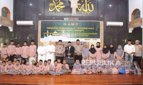 Polres Indramayu dan Bhayangkari Cabang Indramayu menyelenggarakan kegiatan pengajian dan doa bersama dalam rangka memperingati Tahun Baru Islam, 1 Muharam 1445 H / 2023 M, di Masjid Baitul Hidayah Polres Indramayu, Kamis (27/7/2023). 