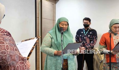 Astronot perempuan Indonesia pertama, Pratiwi Sudarmono, saat dilantik menjadi Dekan Fakultas Kedokteran Universitas Yarsi di Universitas Yarsi, Jakarta Pusat, Senin (2/10/2023). 