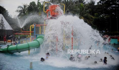 Wisatawan bermain pada wahana Krakatau Aqua Pool di The Jungle Waterpark, Kota Bogor, Jawa Barat, Ahad (23/4/2023). Hari libur Lebaran 1444 Hijriah dimanfaatkan oleh warga untuk mengunjungi objek wisata. Tercatat selama dua hari sekitar 4.500 wisatawan baik dari wilayah Jabodetabek maupun luar kota mengunjungi The Jungle Waterpark yang menyediakan berbagai macam wahana permainan air.