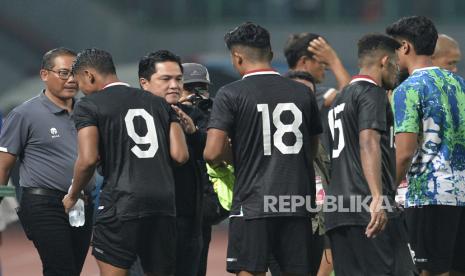 Ketua PSSI Erick Thohir menyapa pemain timnas Indonesia seusai menyaksikan laga Fifa Match Day antara timnas Indonesia melawan Burundi di Stadion Patriot Candrabhaga, Bekasi, Jawa Barat, Selasa (28/3/2023). Pertandingan berakhir imbang dengan skor 2-2.