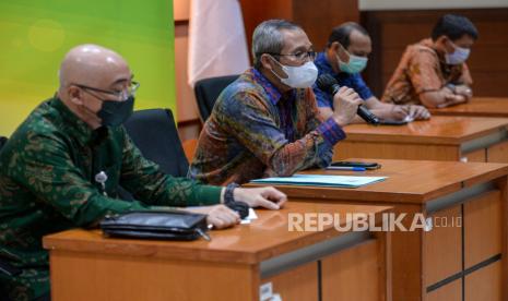 Kepala Badan Kepegawaian Negara (BKN) Bima Haria (kiri) bersama Wakil Ketua Komisi Pemberantasan Korupsi (KPK) Alexander Marwata (kedua kiri) saat menyampaikan konferensi pers di kantor BKN, Jakarta, Selasa (25/5). Wakil Ketua KPK Alexander Marwata menyatakan sebanyak 24 dari 75 pegawai KPK yang tidak lulus Tes Wawasan Kebangsaan (TWK) masih dimungkinkan untuk dibina sebelum diangkat menjadi Aparatur Sipil Negara (ASN) sementara 51 pegawai lainnya akan diberhentikan, dan masih diperbolehkan bekerja hingga November 2021 mendatang. Republika/Thoudy Badai