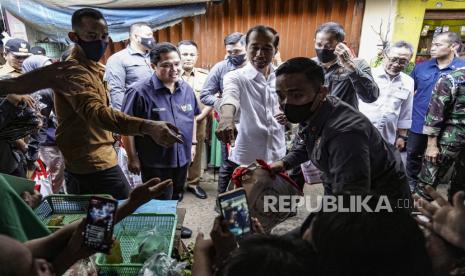 Presiden Joko Widodo (tengah) didampingi Menteri BUMN Erick Thohir (ketiga kiri) dan Menteri Perdagangan Zulkifli Hasan (kedua kanan) saat mengunjungi Pasar Natar di Lampung Selatan, Lampung, Jumat (5/5/2023). Dalam kunjungan tersebut Presiden meninjau langsung harga dan pasokan sejumlah komoditas pangan serta membagikan paket bantuan sosial kepada pedagang dan masyarakat.  