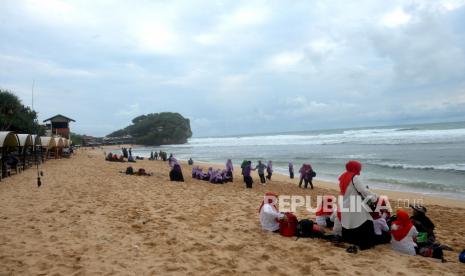 Wisatawan menghabiskan sore hari di Pantai Pulang Sawal, Gunungkidul, DI Yogyakarta.