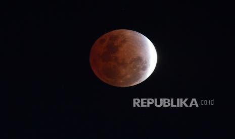  Bulan terlihat saat bayangan bumi menutupi bulan saat gerhana bulan.