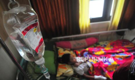 Pasien anak penderita demam berdarah dengue (DBD) menjalani perawatan 