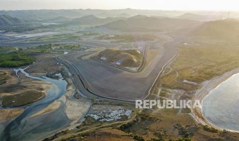 Foto udara tikungan ke-10 lintasan Mandalika International Street Circuit saat matahari terbit di Kawasan Ekonomi Khusus (KEK) Mandalika, Pujut, Praya, Lombok Tengah, NTB.