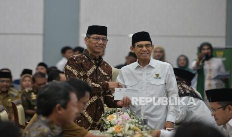 PJ Gubernur DKI Jakarta Heru Budi Hartono saat menunaikan zakat melalui BAZNAS BAZIS Provinsi DKI Jakarta di Balaikota, Jakarta, Selasa (26/3/2024). Kegiatan ini  diselenggarakan guna memfasilitasi penunaian dan menyaluran Zakat, Infak, dan Sedekah (ZIS) bagi jajaran ASN dan pengusaha/ stakeholder di lingkungan Pemprov DKI Jakarta. Penyerahan zakat tersebut dikemas dalam acara Penunaian ZIS Pemerintah Provinsi DKI Jakarta, yang bertajuk Ramadhan Memerdekakan: Merdekanya Mustahik, Berkahnya Muzaki.