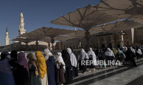 Umat Islam antre memasuki Raudhah di pelataran Masjid Nabawi, Madinah, Arab Saudi, Kamis (27/6/2024). Masjid Nabawi menjadi salah satu tujuan kaum muslim untuk beribadah dan ziarah setelah melaksanakan rangkaian puncak ibadah haji di Makkah. 