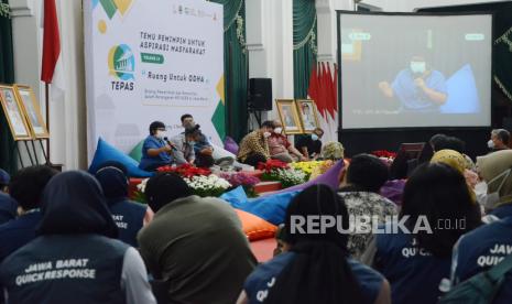 Ayu Oktariani (kiri) dari Koordinator Nasional Ikatan Perempuan Positif Indonesia menyampaikan pemaparaan pada acara Temu Pemimpin untuk Aspirasi Masyarakat (Tepas) bersama Jabar Quick Response (JQR) di Gedung Sate, Kota Bandung, Jumat (2/9). Dalam ruang diskusi bertajuk Ruang Untuk Odha ini dibahas tentang bagaimana sinergi pemerintah dan komunitas dalam penanganan HIV AIDS di Jawa Barat.