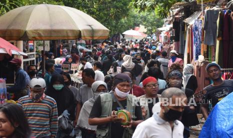 Warga berbelanja di Pasar Jatinegara di tengah penerapan Pembatasan Sosial Berskala Besar (PSBB) di Jakarta, Jumat (22/5/2020). Gubernur DKI Jakarta Anies Baswedan memutuskan untuk melanjutkan PSBB tahap ketiga di DKI Jakarta yang dimulai 22 Mei hingga 4 Juni 2020 atau selama 14 hari ke depan untuk menekan tingkat penularan COVID-19