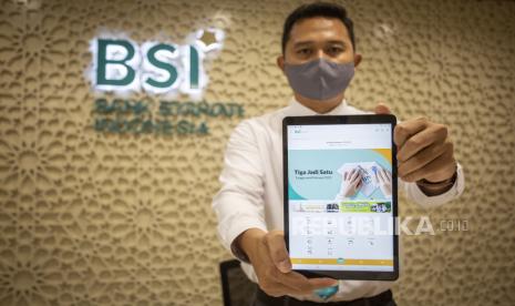 Pegawai menunjukan aplikasi Bank Syariah Indonesia (BSI) usai peresmiannya di Jakarta, Senin (1/2). Wakil Presiden Ma'ruf Amin berharap Bank Syariah Indonesia (BSI) segera menuntaskan integrasi dalam kegiatan operasional pascapenggabungan. 