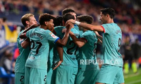 Para pemain Barcelona merayakan kemenangan atas tuan rumah Osasuna 2-1 pada pekan keempat La Liga Spanyol, di Stadion El Sadar, Pamplona, Senin (4/9/2023) dini hari WIB. 